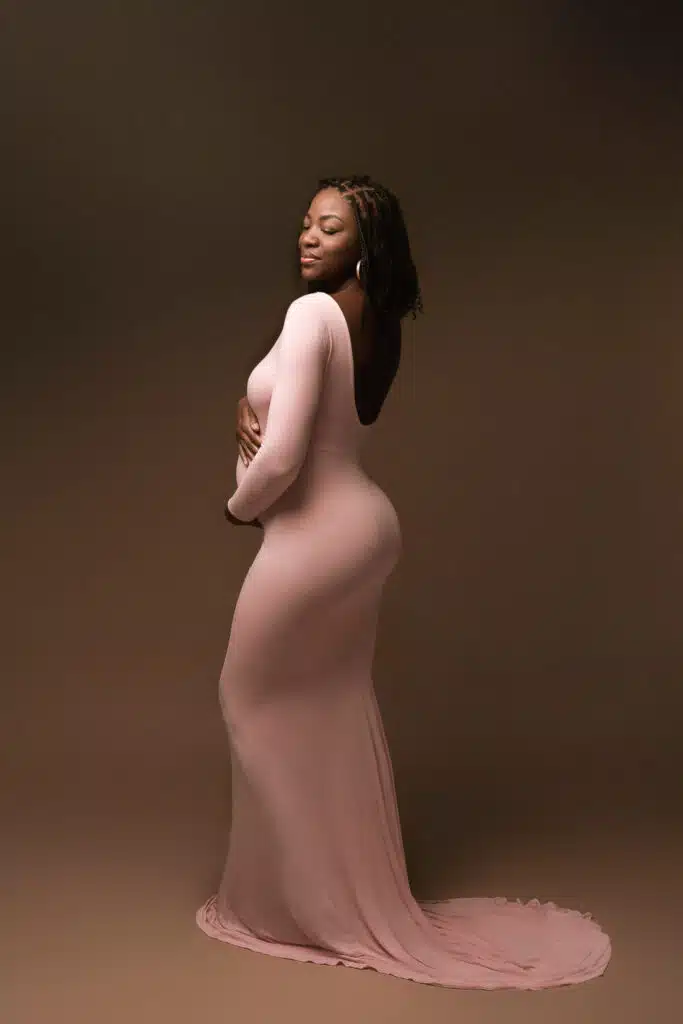 Studio maternity portrait featuring an elegant side profile pose | Maternity Studio portrait in Austin Texas | Book Your Maternity Session | Choosing the Right Maternity Photographer