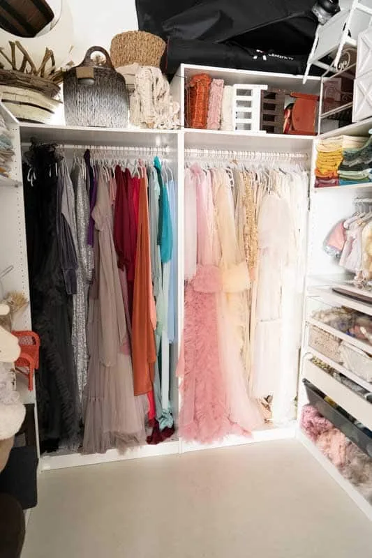 FAQ: What Should I Bring to Portrait Session? Photography studio wardrobe | maternity gowns