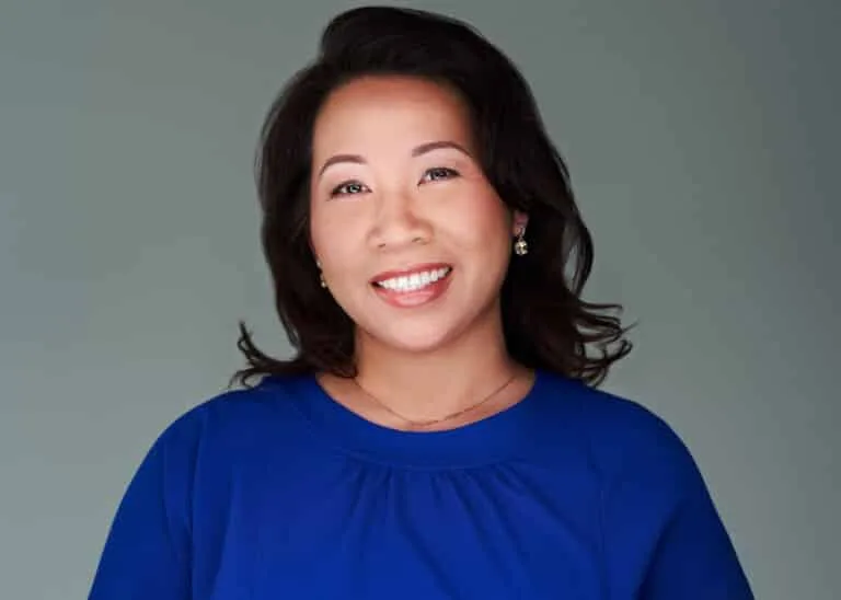 real estate agent headshots | what to wear for a real estate headshot | how to use personal branding photos in your business