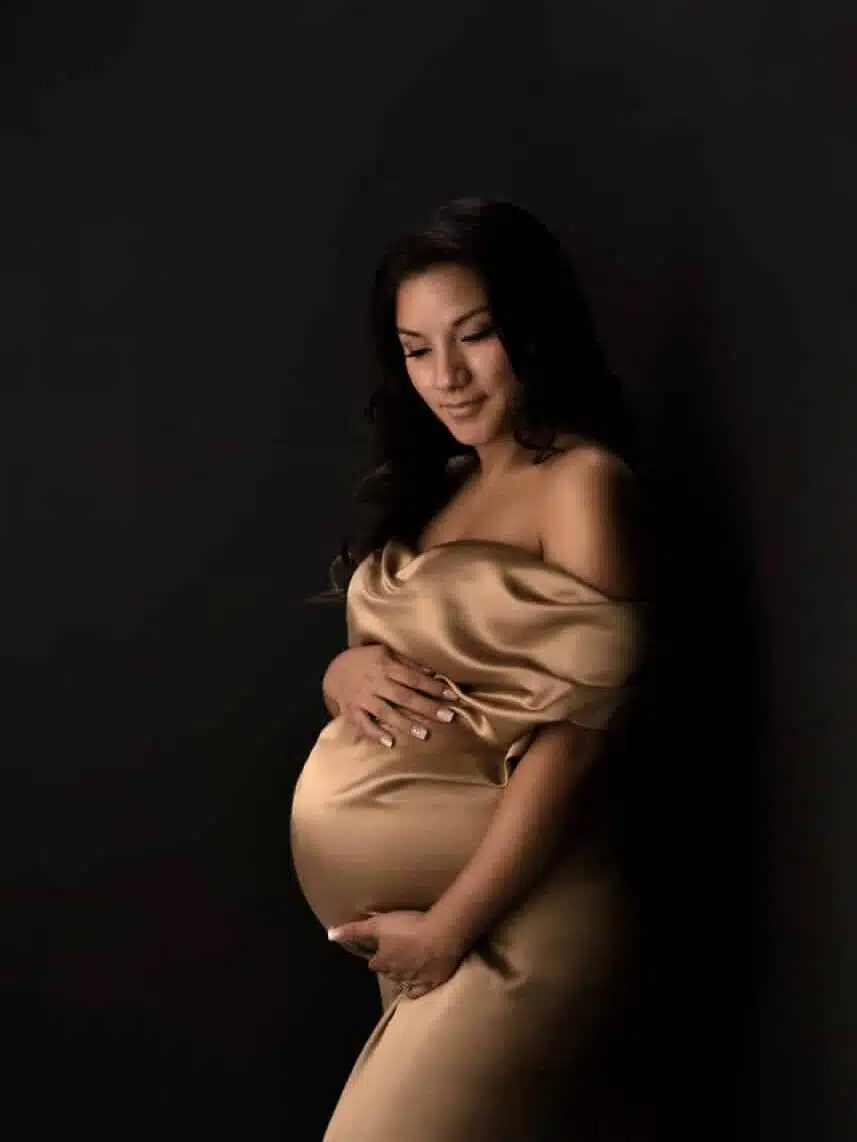 Capturing the Glow: A Guide to Studio Maternity Photography 9 maternity photoshoot poses