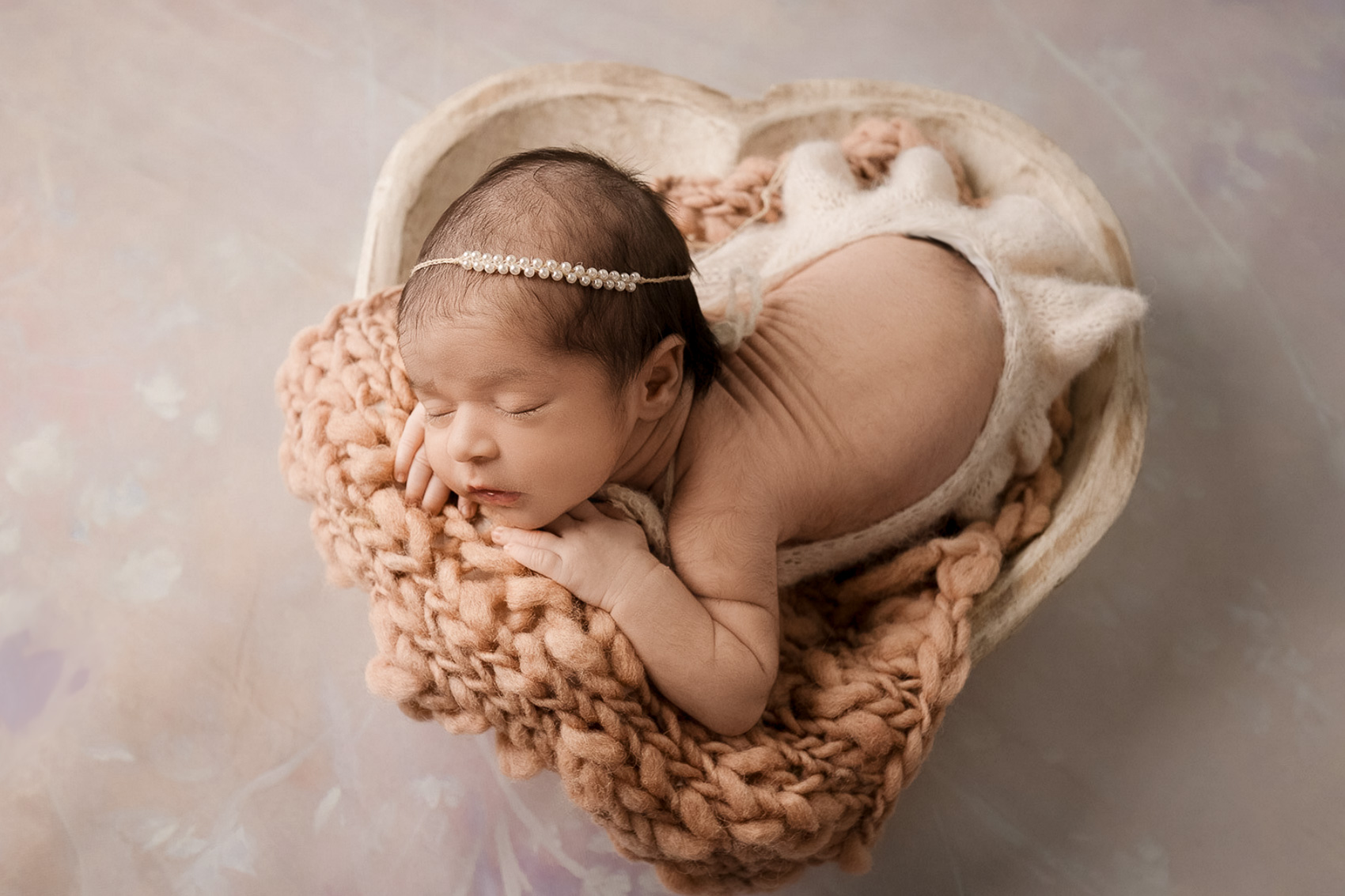 newborn does not sleep during photoshoot