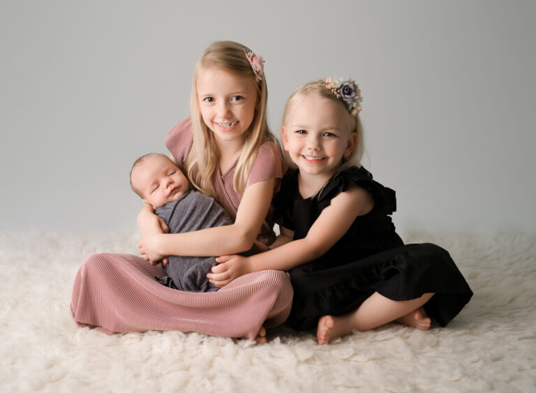 Newborn Photos with Siblings: 7 Heartwarming Ways to Capture the Bond