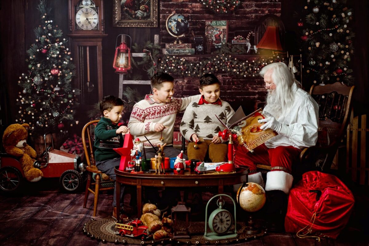 Santa Claus Mini Sessions Austin: What to Expect for Your Family 3 Beautifully styled, storybook-inspired Santa Claus pictures in a dreamy Austin photography studio setting | Santa Claus Mini Sessions Austin