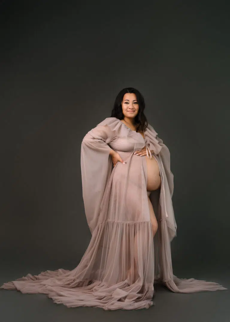 Maternity Poses for Curvy Moms That Truly Flatter 1 maternity poses for curvy moms, maternity photography after infertility