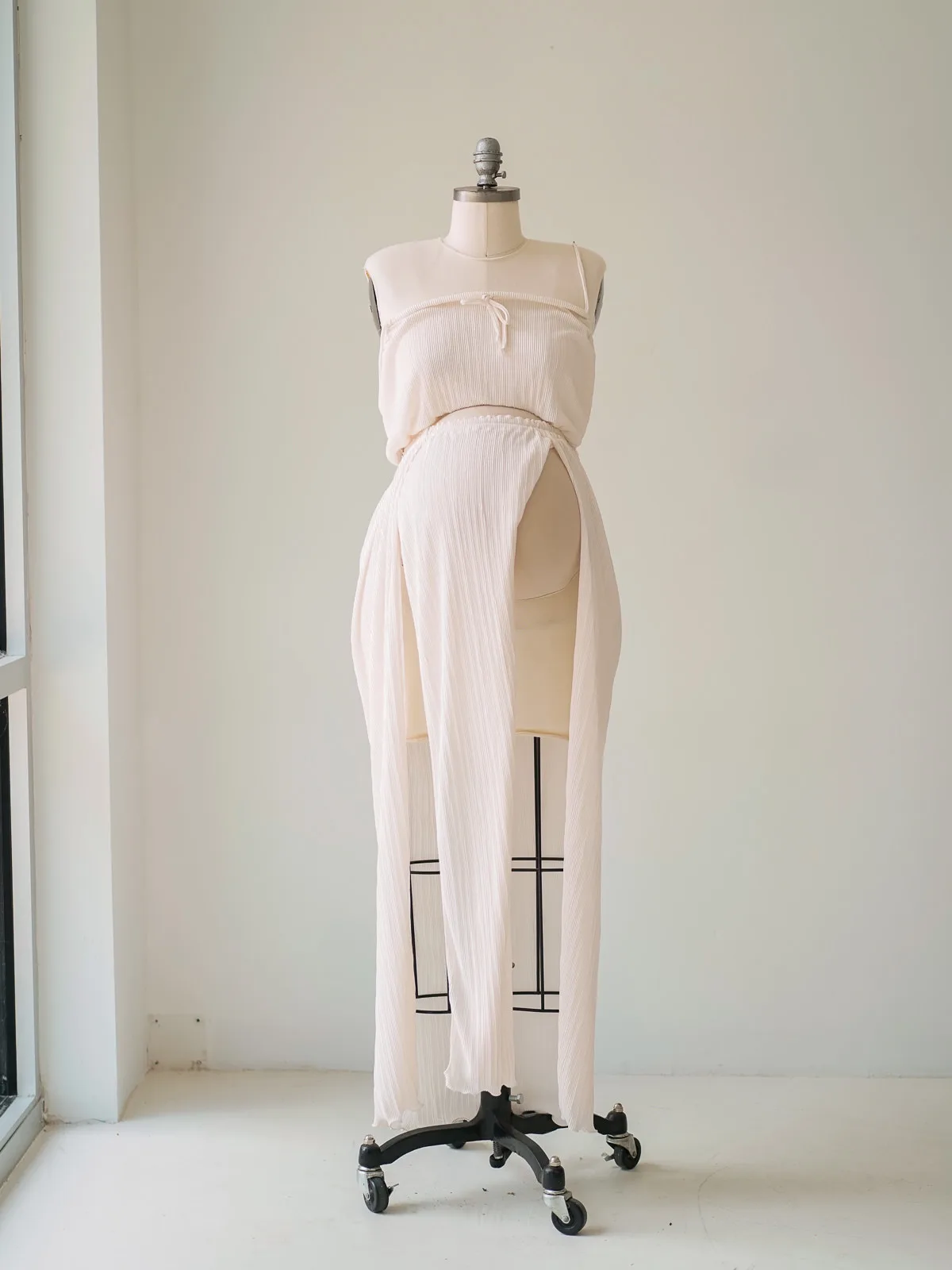 Maternity Gowns and Wardrobe in Austin | Zesty Orange Photography 272 Olympia white open front Austin Elopement & Portrait Photographer
